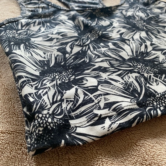B/W VINTAGE FLORAL COMPRESSION CROP TANK - Picture 4 of 4